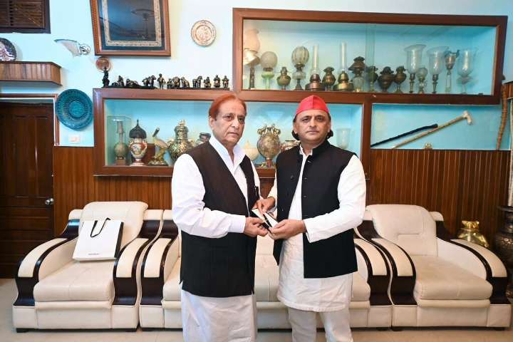 Akhilesh Meets Azam Khan, Says No Family Faced More Harassment