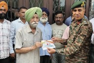 Tiger Division GOC visits honorary Captain Bana Singh’s residence