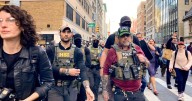 Neoyorquinos se enfrentan a agentes de inmigración durante redada en la famosa Canal Street