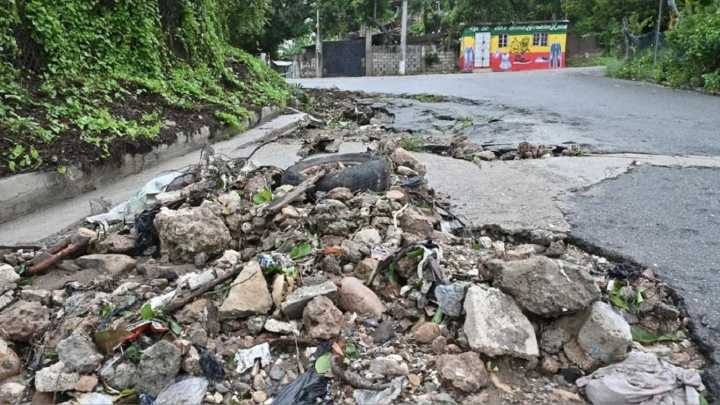 Primer ministro de Jamaica declara al país como "zona catastrófica" por impacto del huracán Melissa