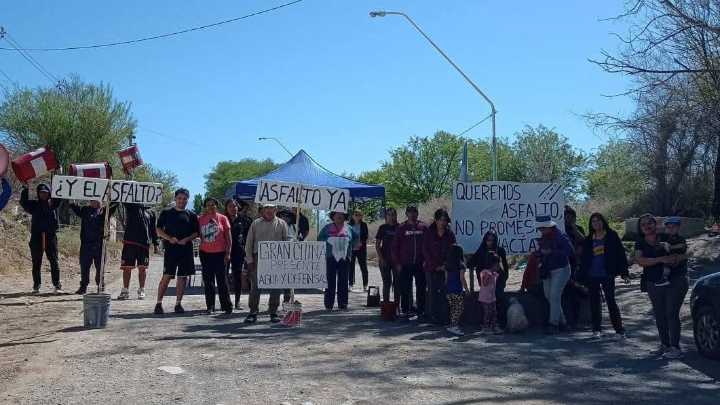 Vecinos de Jáchal cortaron la ruta para exigir la pavimentación de la calle Eugenio Flores