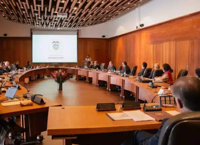 Hijos maltratados no tendrían obligación alimentaria con sus padres sin importar su origen, ¿cómo funciona?