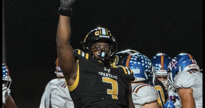 After giving up basketball, Marian Catholic’s Gavin Neil becoming a force on the gridiron