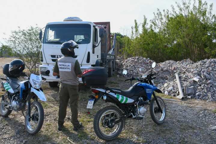 Detectan camión arrojando basura en los márgenes del Arenales