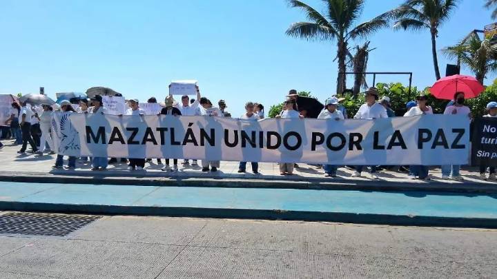 Marchan en Mazatlán por Carlos Emilio Galván; familias acusan omisión del Estado