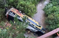 Varios muertos y heridos Un micro cayó a un arroyo tras chocar con un auto en Misiones