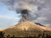 El volcán Lewotobi despierta con furia: alerta roja en Indonesia por ceniza y sismos