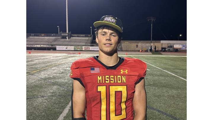 Mission Viejo football shows its strength as it dominates Long Beach Poly