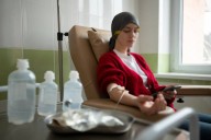 Mujer con cáncer terminal organiza un funeral en vida para despedirse de familiares y amigos: “sé que no estaré para celebrar la Navidad”