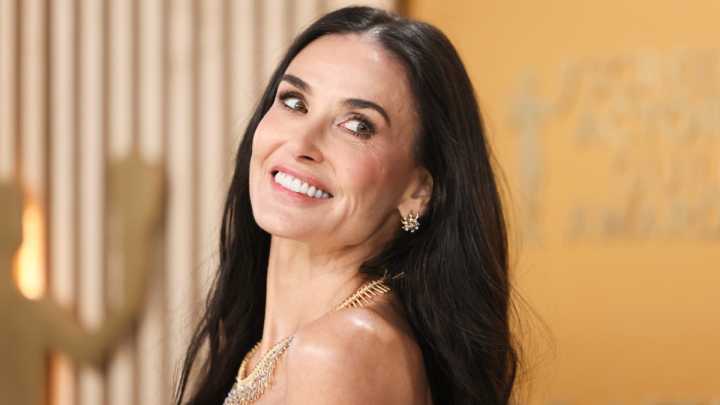 Demi Moore confirma que las uñas largas son el manicure elegante y sofisticado favorito para manos maduras