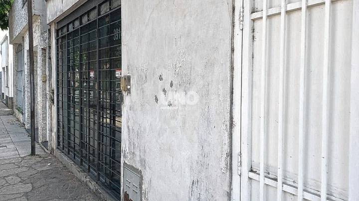 Marcaron la casa de un policía en barrio Roma, lo emboscaron y le robaron el arma reglamentaria y el celular