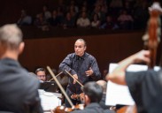 Noche de estrenos y un brillante Kodály