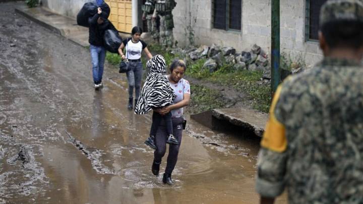 Vecinos de Poza Rica se unen a la urgente búsqueda de sobrevivientes de las inundaciones