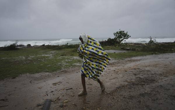 Melissa se debilita a categoría 2 mientras atraviesa Cuba