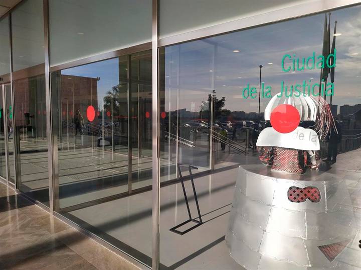 Un joven acusado de matar a su madre y tirar el cuerpo en una arqueta en Málaga admite los hechos: «Me arrepiento»