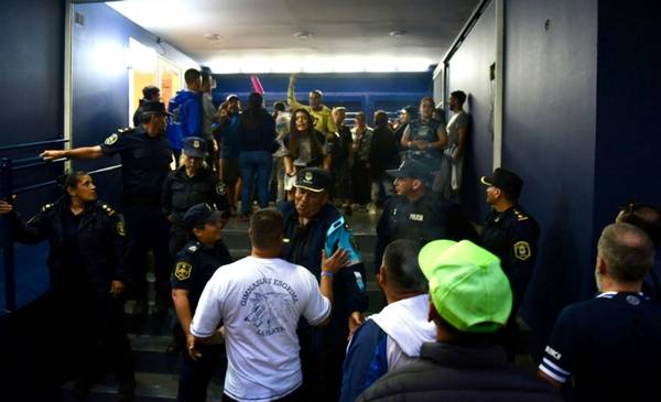 En fotos y videos | Cerraron la sede por una protesta de los hinchas