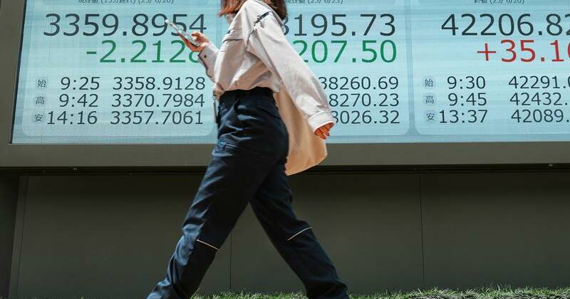 Asian stocks lift as markets digest US shutdown impact