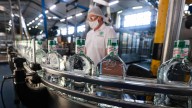 La FLA estrena estampilla en sus botellas; ¿subirá el precio del trago?