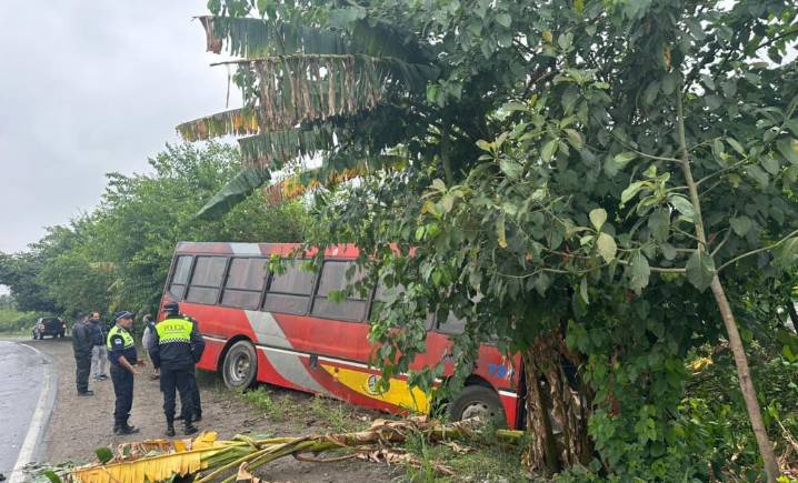 Un jornalero resultó gravemente herido al caer de un ómnibus