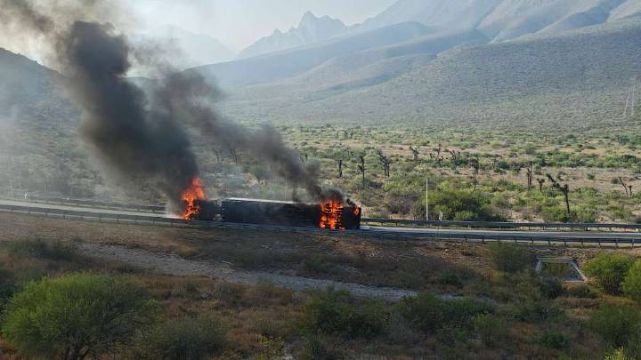 Volcadura e incendio de tráiler provocan caos vial en la carretera Monterrey a Saltillo