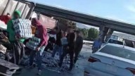 Vuelca tráiler con cerveza y se desata la rapiña en la México