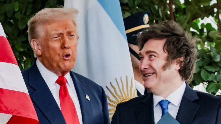 Qué le regaló Javier Milei a Donald Trump durante la cumbre en la Casa Blanca