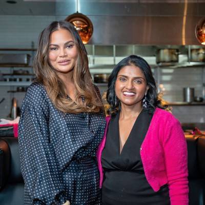 Celebrities act like waiters and call for raising minimum wage