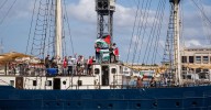Tropas israelíes han "embestido" y "atacado con cañones de agua" una de las embarcaciones de la Flotilla