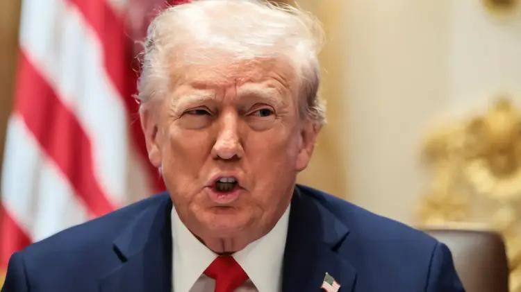 Trump critica a Time por portada con foto "poco favorecedora"