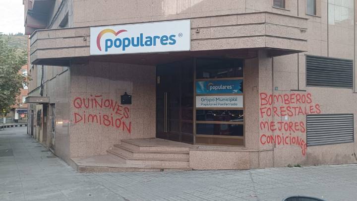 Vandalizan la sede del PP de Ponferrada con pintadas de "Quiñones dimisión"