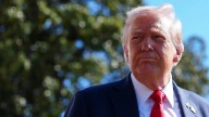 Jueza bloquea temporalmente los despidos de la administración Trump