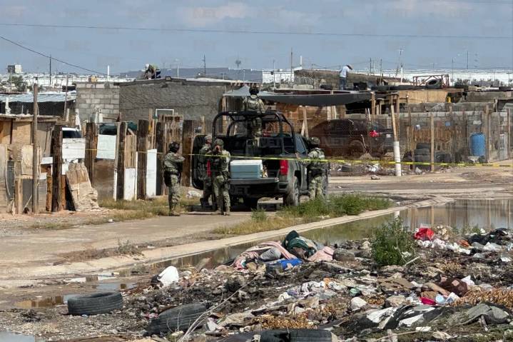 Localizan a dos hombres asesinados envueltos en cobijas en un terreno baldío