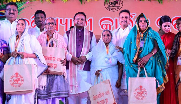 CM Majhi Interacts With Habishyalis In Puri, Announces Digital Registration System From Next Year
