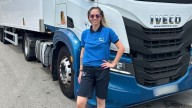 Andrea tiene 23 años y es la camionera más joven de España: «Nunca duermo en un área de descanso»