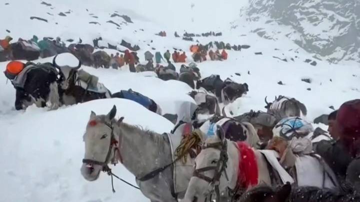 Hundreds of hikers rescued from Mount Everest after severe snowstorm