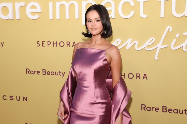 Las uñas lila 'glazed' de Selena Gómez son más festivas que la purpurina