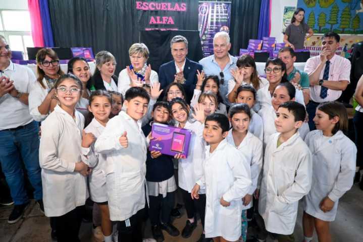 En San Martín, Zdero entregó tablets a escuelas y destacó el compromiso con la inclusión y la calidad educativa