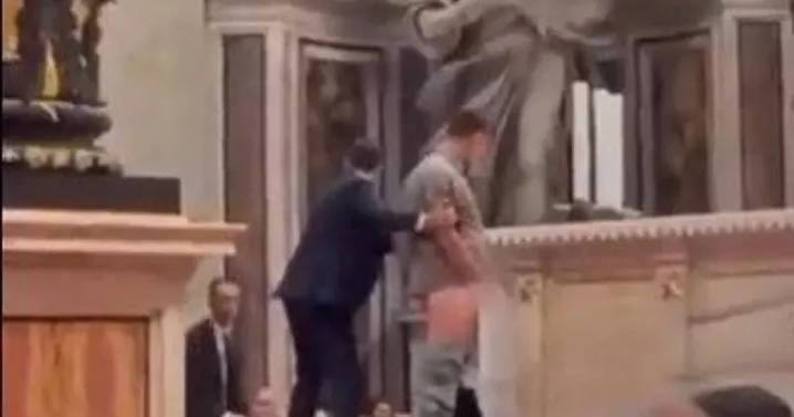 Nuevo acto vandálico en San Pedro: sube al Altar de la Confesión y orina delante de fieles y turistas