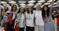 La mallorquina Reyes Rigo llega a Madrid tras su deportación de Israel
