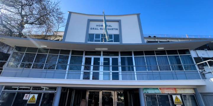 Un enfrentamiento entre vecinos y la Policía terminó con una casa incendiada y un herido de gravedad en La Plata