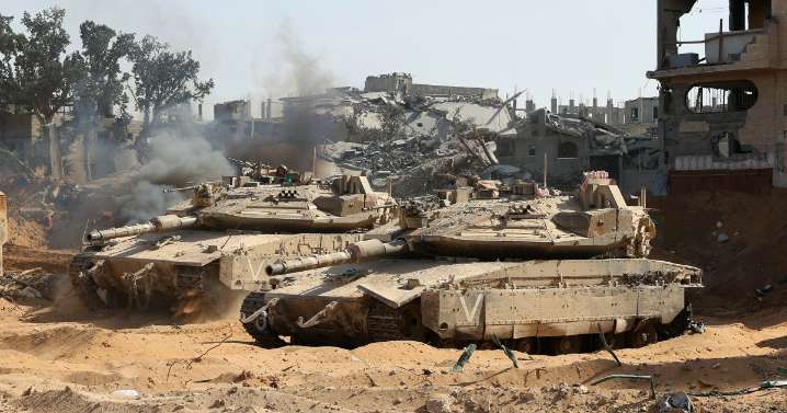 Israel completa la retirada parcial de sus tropas de Gaza y empieza la cuenta atrás para la liberación de los rehenes