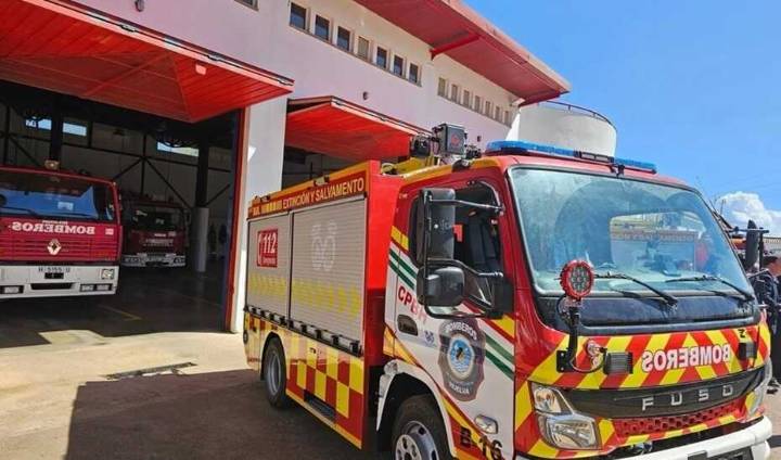 Un incendio en un paraje de Niebla provoca casi cinco kilómetros de retenciones en la A