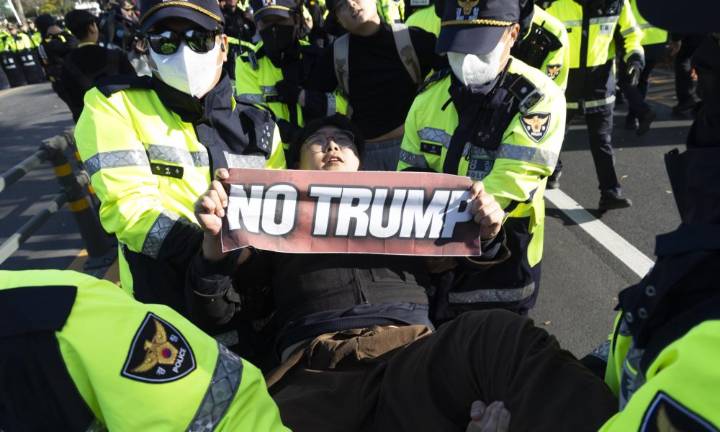 La Policía surcoreana desaloja a manifestantes anti Trump durante reunión de APEC