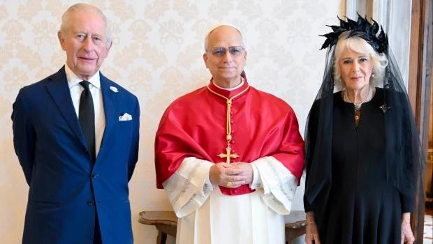 El rey de Inglaterra rezó con el papa Leon XIV en un momento histórico para sus iglesias