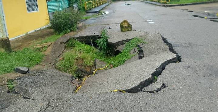 Motorizado cayó al hueco del final de la calle Pativilca