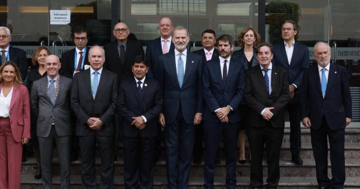 Las imágenes del enfrentamiento entre los directores del Cervantes y la Real Academia Española