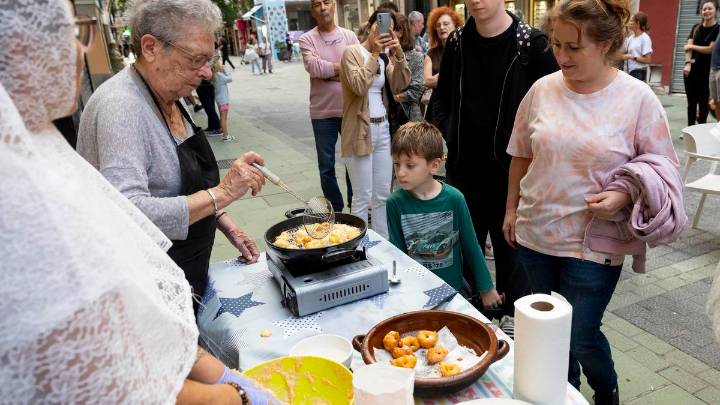 Gran éxito en el reparto gratuito de buñuelos en la calle dels Oms de Palma