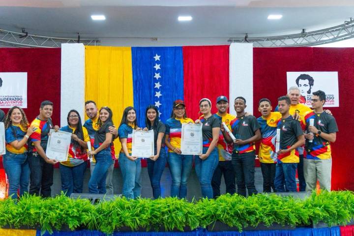 Egresan 202 profesionales de la Escuela Internacional de Liderazgo de la Juventud