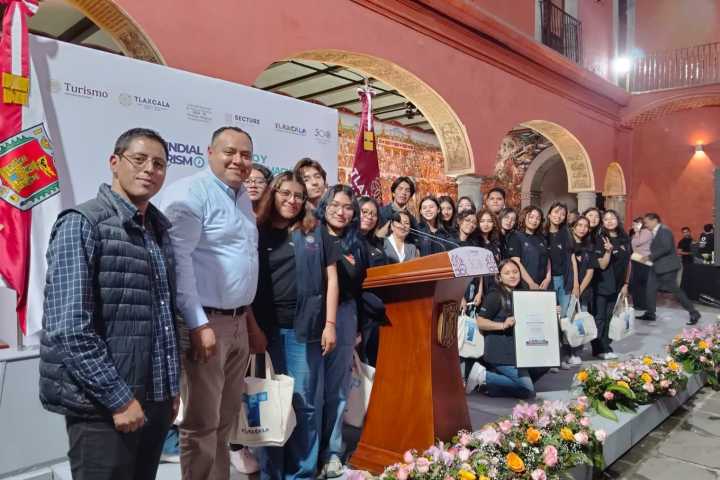 Reciben estudiantes de la FCEA nombramiento como embajadores turísticos de Secture