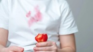 El truco exprés para eliminar manchas de frutos rojos sin esfuerzo y sin dañar tu ropa